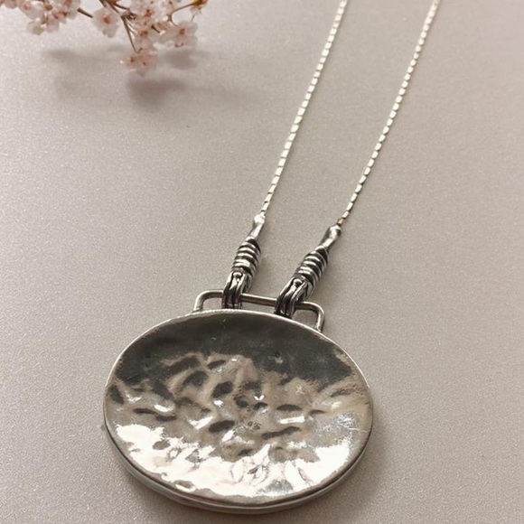 Silpada Hammered Disc Pendant Necklace
16.5 inches. N 1356 - Picture 4 of 6